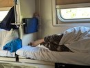 Не отказал и не согласился: мужчина вышел из спора за полку в плацкарте необычным способом