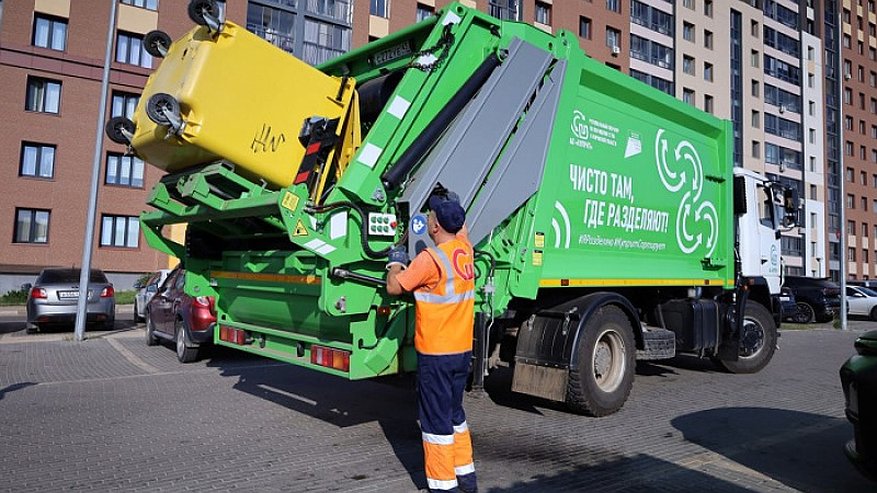 Главная картинка новости: На улицы Кирова выехала новая техника для раздельного сбора отходов