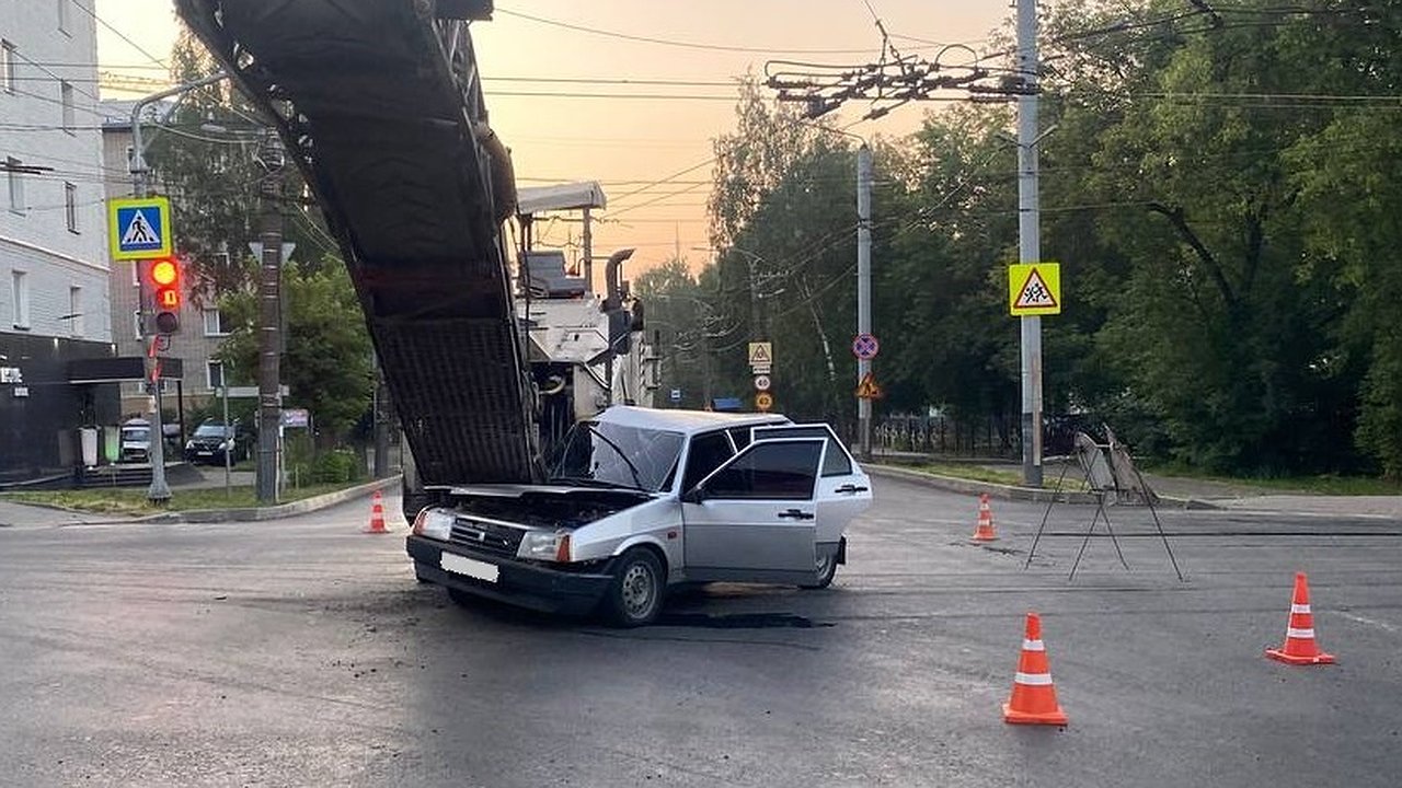 Главная картинка новости: В Кирове водитель ВАЗа наехал на дорожную фрезу, а затем скрылся с места ДТП: есть пострадавшие