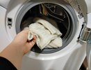 Стакан при стирке — и вещи кипельно-белые: прачка замешивает в стиралку вместе с порошком это дешевое средство