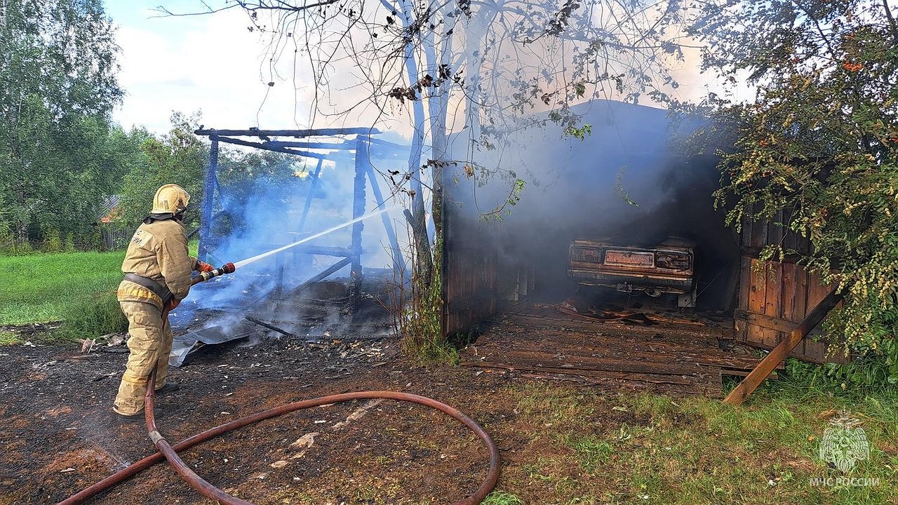 Главная картинка новости: В Котельничском районе сгорел садовый дом и автомобиль