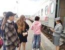 "Дорогуша, в коридор со своими детьми выйдите": пустила безбилетницу в свое купе, а она закрылась изнутри - проводница лишь посмеялась