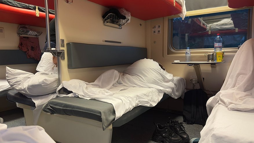 Главная картинка новости: Не уступил место, отошел в туалет, возвращаюсь, а на постель чай опрокинут и крошки от хлеба и яиц