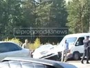 В Кировской области микроавтобус протаранил машину ДПС и служебный автомобиль