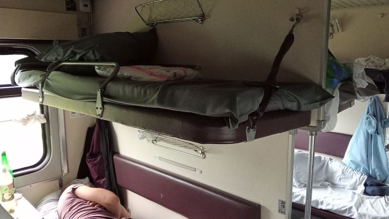 Главная картинка новости: Купила себе верхнее и детям два нижних. Возвращаюсь с младшим, а на его нижнем лежит тучная пожилая женщина и орет на нас