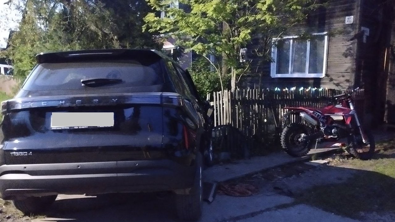 Главная картинка новости: В Кировской области иномарка столкнулась с мотоциклистом: есть пострадавшие