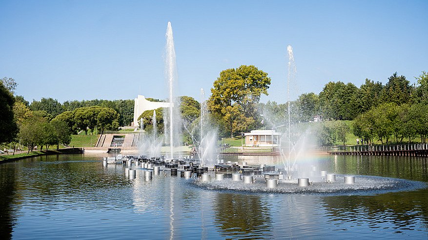 Главная картинка новости: В Кирове у цирка запустили фонтан в тестовом режиме