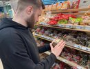 Сотрудница магазина поделилась, какие продукты лучше не покупать в супермаркетах и обходить стороной