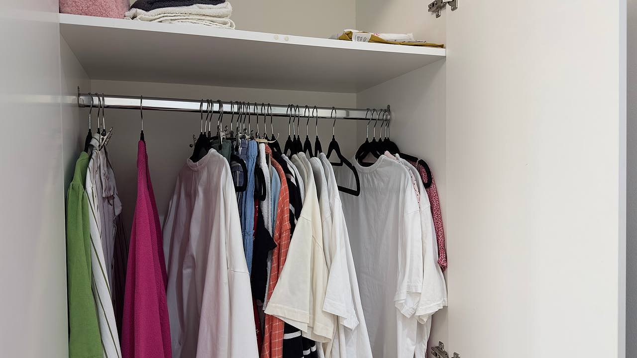 Главная картинка новости: Кладу в шкаф эту таблетку и вещи будут благоухать свежестью — как навсегда избавляюсь от затхлого запаха одежды