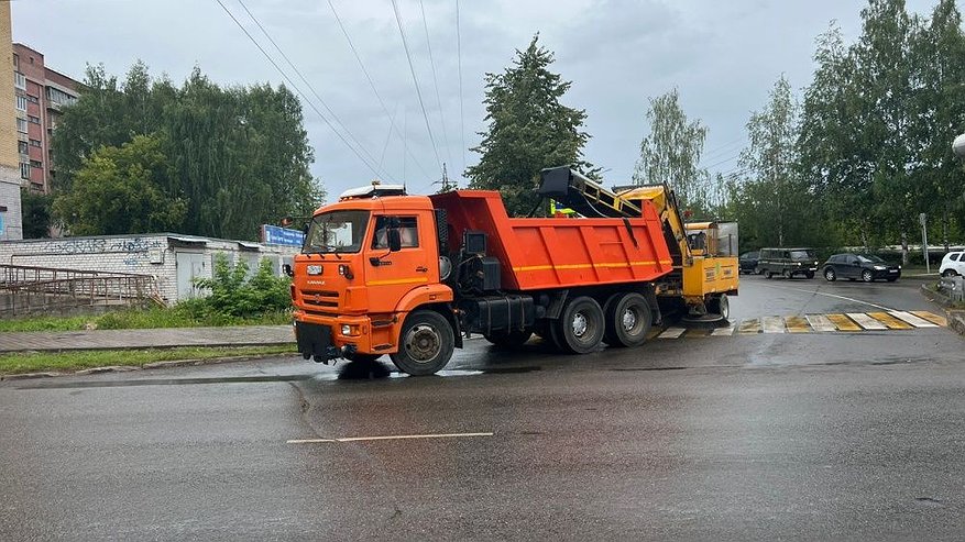 Главная картинка новости: В Кирове сити-менеджер поручил дорожникам сосредоточиться на содержании путей к школам и детсадам