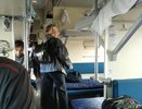"Кто на нижних полках тут едет?" — женщина обвела взглядом вагон. "Давайте по-человечески! Уступите даме место"