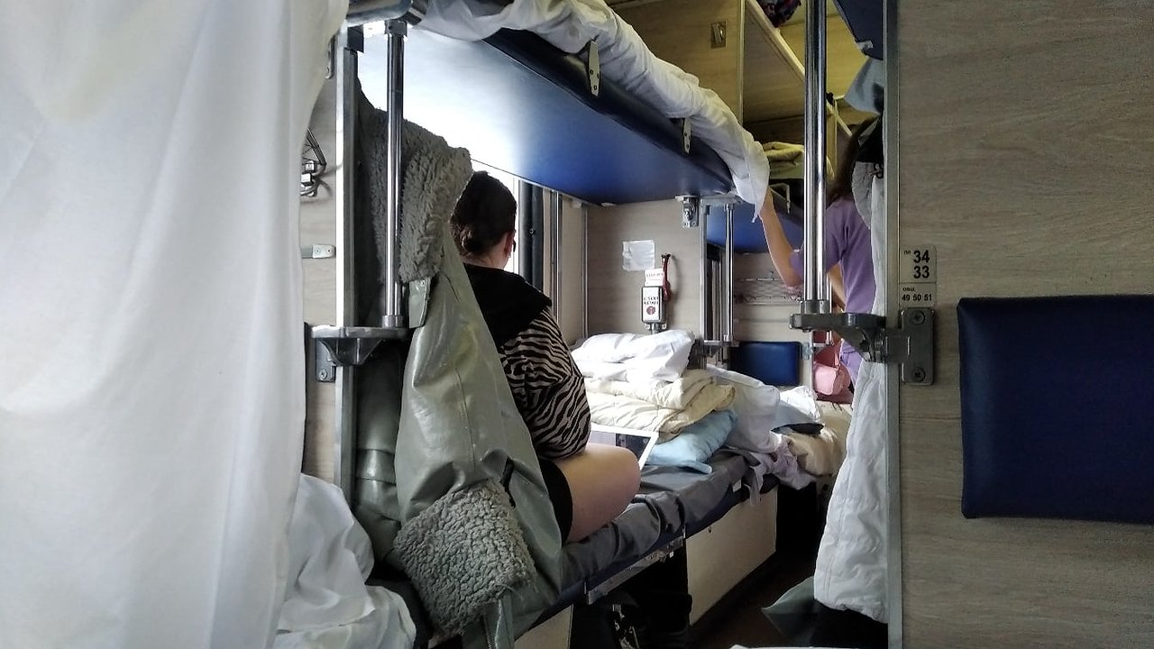 Главная картинка новости: Заняли наши места в поезде и сказали: «Мы первые сели и уже протерли все салфетками, идите отсюда»
