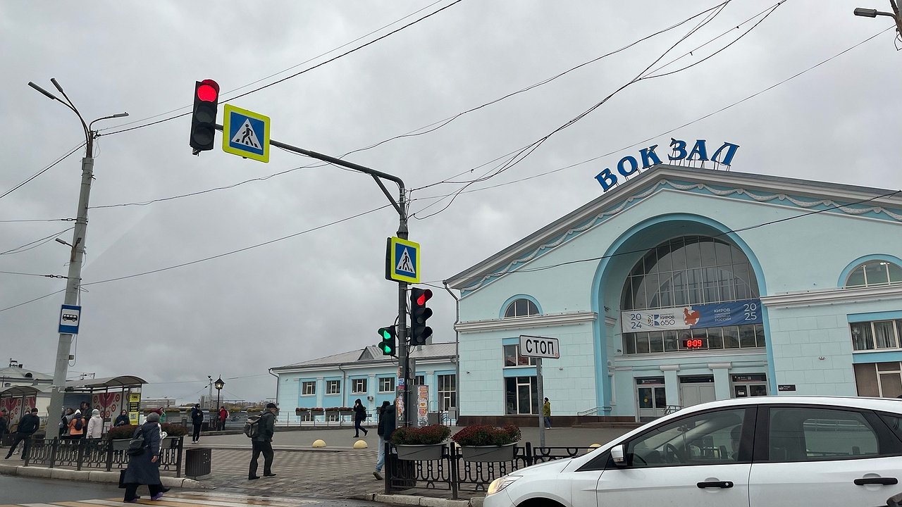 Главная картинка новости: В ГАИ пояснили - что нужно делать, если вы уже пересекли стоп-линию и загорелся красный сигнал светофора