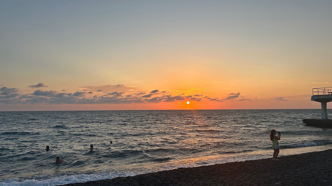 Главная картинка новости: Анапа, август 2025: пляжи закрыты, а отдыхающие всё равно купаются — законно ли это?