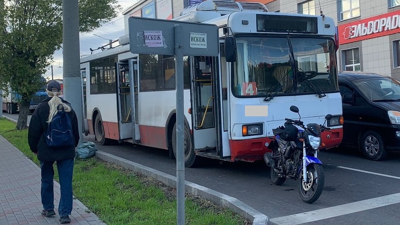 Главная картинка новости: В Кирове на Владимирской столкнулись троллейбус и мотоцикл: есть пострадавшие