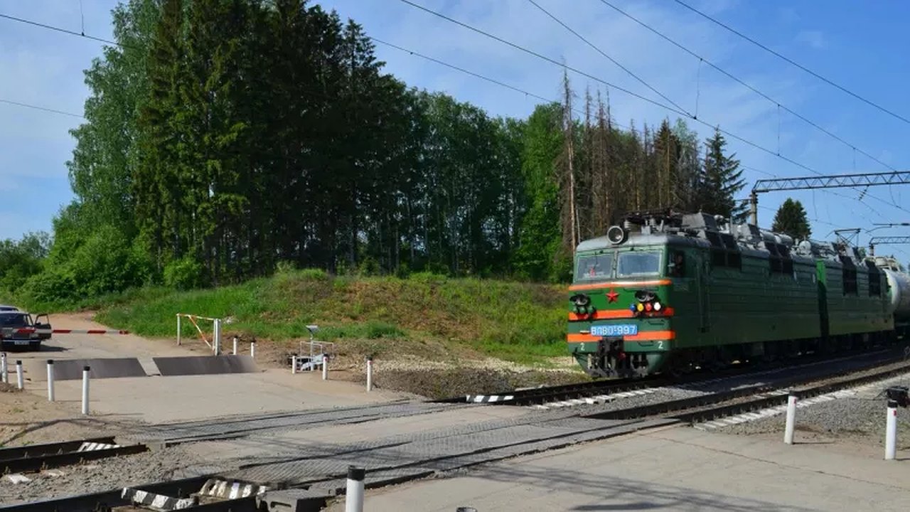 Главная картинка новости: В Кирове перекроют железнодорожный переезд в микрорайоне Радужный