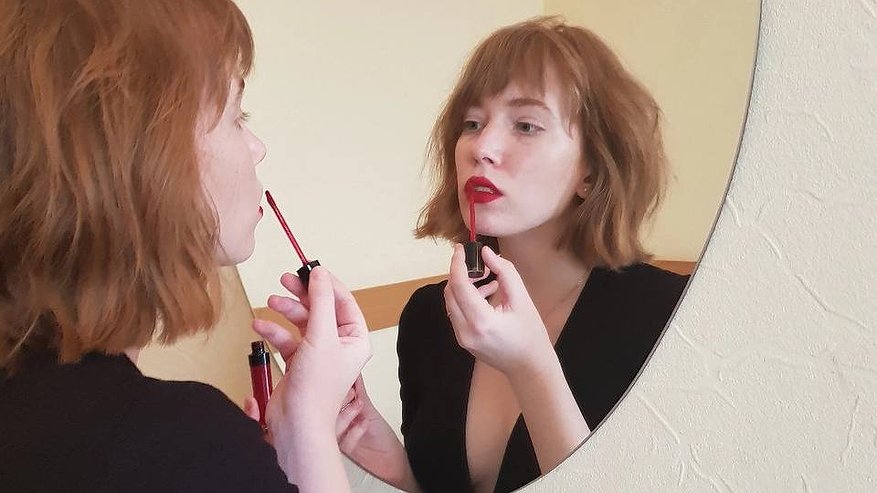 Главная картинка новости: Главные тренды макияжа этой осени: красная помада и ещё пять бьюти-открытий
