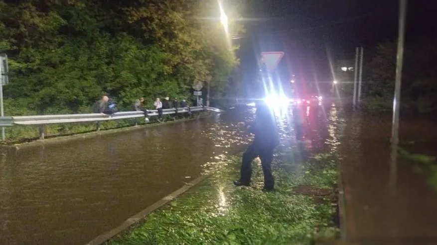 Главная картинка новости: В Кирове на Пионерской поднявшаяся из реки вода затопила улицу