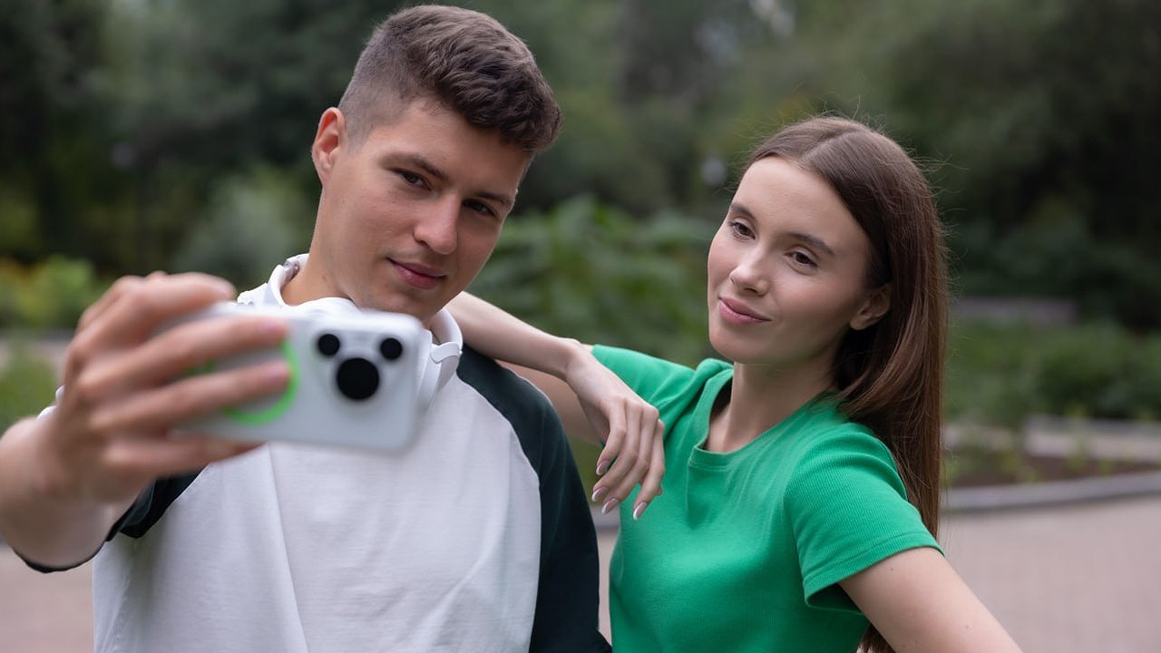 Главная картинка новости: В Кировской области смартфоны с ИИ догоняют фоторедакторы по росту популярности