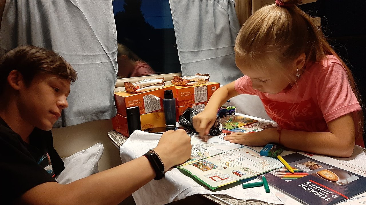 Главная картинка новости: "Располагайтесь": проводница пригласила в мое купе пару с 2 детьми из плацкартного вагона, хотя я выкупил все места