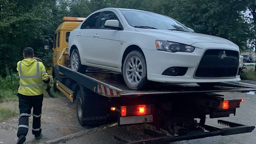 Главная картинка новости: Кировчанин оплатил долги по алиментам, когда его авто арестовали у здания суда