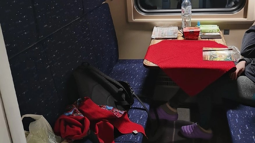Главная картинка новости: Купил нижнюю полку в фирменном поезде Москва–Адлер. Но когда зашёл в купе — там уже спали другие люди…