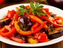 Готовлю его каждое лето — обалденная вкуснятина: салат из баклажанов и перца, который стоит попробовать хотя бы раз — домашние в восторге