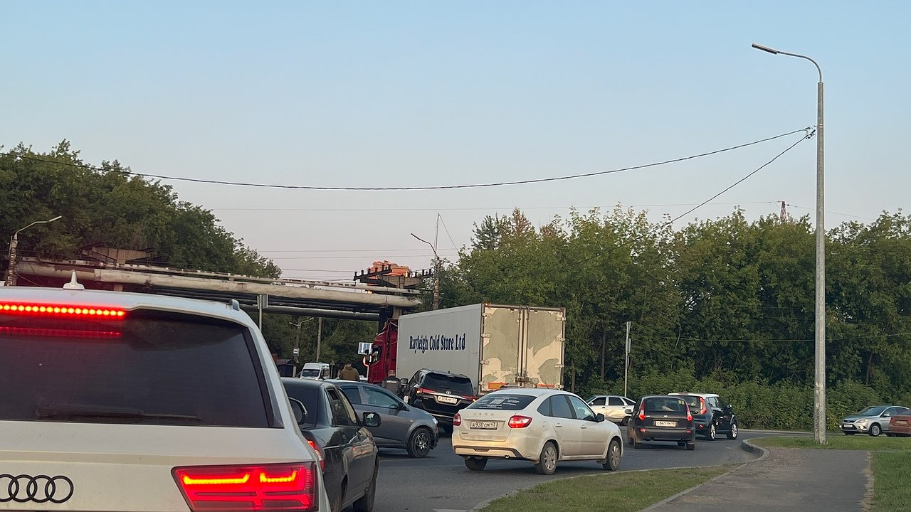 Главная картинка новости: Верховный суд постановил, какой поворотник нужно включать при въезде на кольцо: правый или левый - запомните на всю жизнь