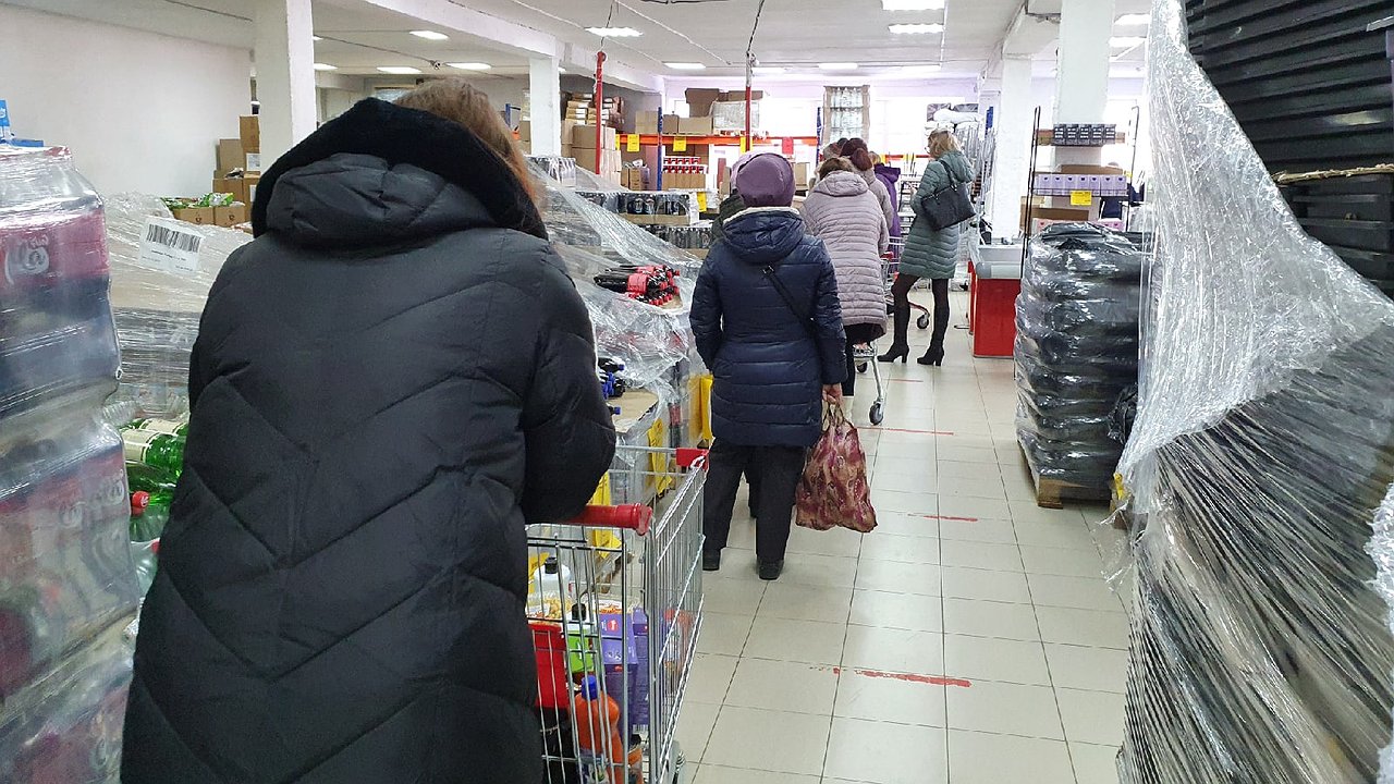 Главная картинка новости: Тетя покупает свинину и клубнику в Светофоре, готовит и продаёт — и купила дом в деревне на вырученные деньги