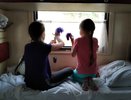«Немедленно уберите её с моей полки!» – возмутилась пожилая пассажирка, когда ребенок добрался до ее вещей
