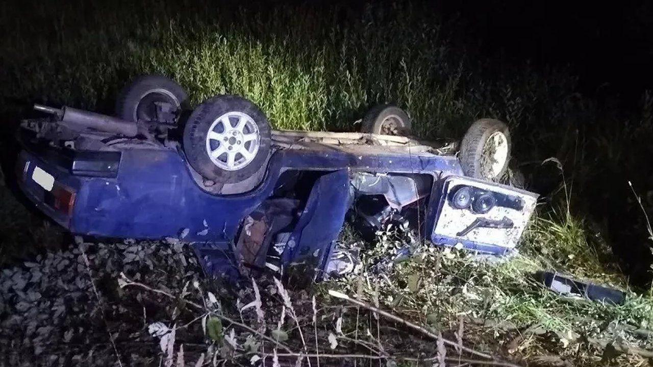 Главная картинка новости: В Кировской области бесправник опрокинул "семерку" в кювет: есть пострадавшие