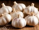 Не используйте золу! 1 ст. л. соды на ведро — и чеснок вырастает размером с яблоко