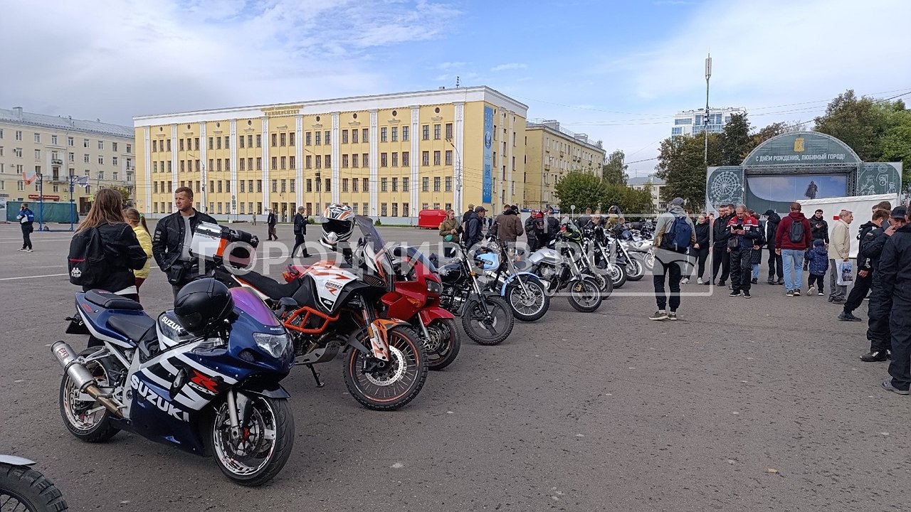 Главная картинка новости: Закрытие мотосезона в Кирове: фоторепортаж с мероприятия, приуроченного ко Дню города (6+)