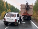 В Кировской области "Нива" врезалась в припаркованный КАМАЗ: есть погибшие и пострадавшие