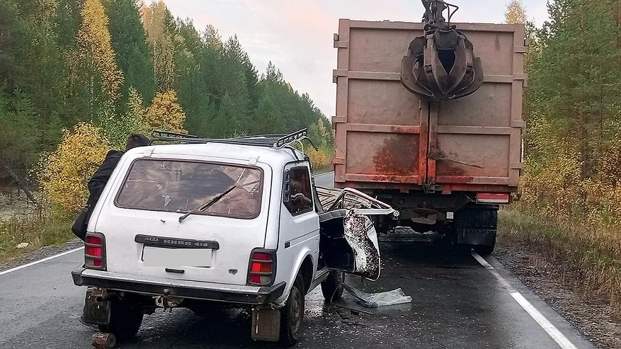 Главная картинка новости: В Кировской области "Нива" врезалась в припаркованный КАМАЗ: есть погибшие и пострадавшие