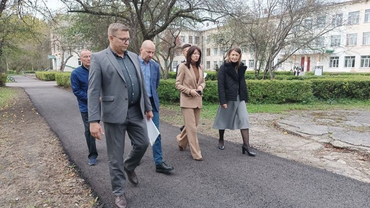 Главная картинка новости: Фасад школы в Лянгасово частично отремонтируют