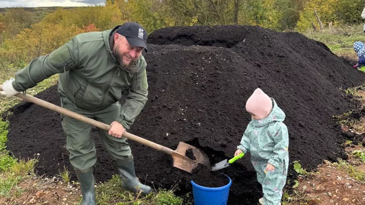 Главная картинка новости: Вячеслав Симаков вместе с внучкой посадили семейное дерево в Кирове