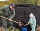 Вячеслав Симаков вместе с внучкой посадили семейное дерево в Кирове