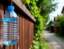 Подвешиваю бутылку с водой к забору: это помогло решить одну деликатную проблему