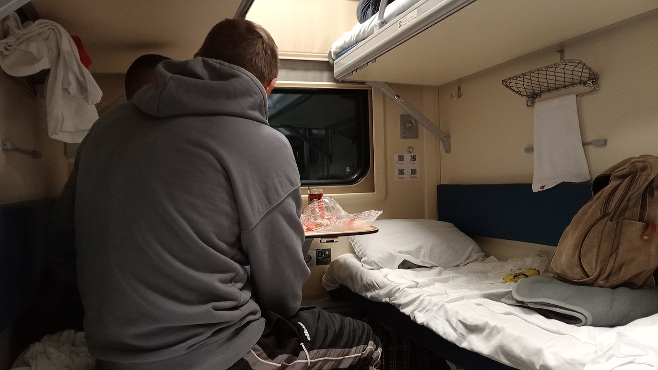 Главная картинка новости: Выкупили всё купе, чтобы ехать без дошираков и храпа, а проводница нам – "Вот вам сосед, у него дети шумят!" Это что, новые правила от РЖД?