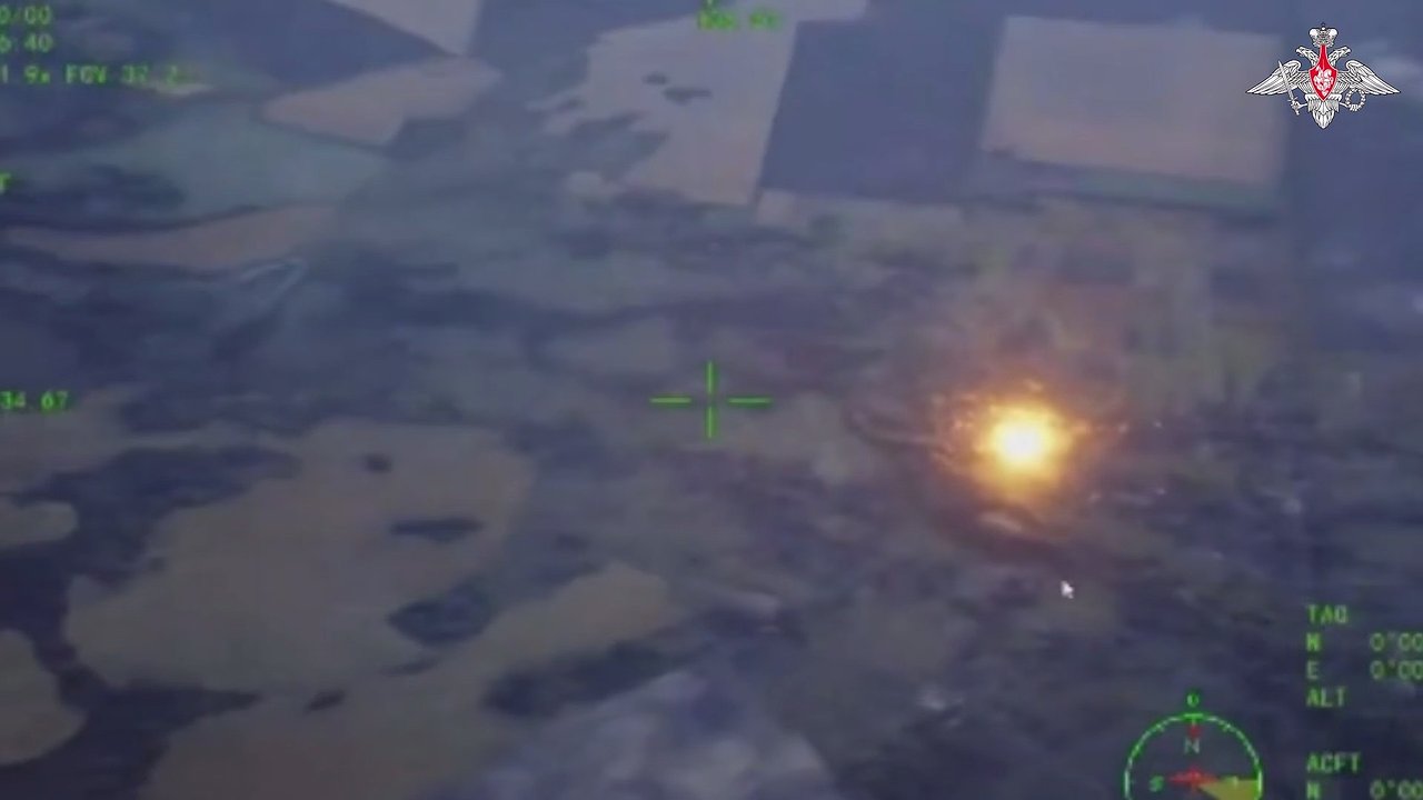 Главная картинка новости: 20 грузовиков в щепки: испепеляющий удар "Искандером" по конвою, перевозившему дроны-камикадзе, попал на видео