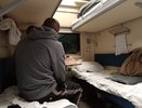«Вашей сумке здесь не место», — сказал попутчик и выставил ее в проход. Но остался сам без вещей