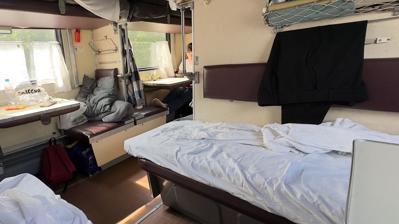 Главная картинка новости: "Я их по-вашему замять должна?": хамоватая попутчица в купе заняла все крючки своими дорогими пальто из ЦУМа. Даже проводник оказался бессилен