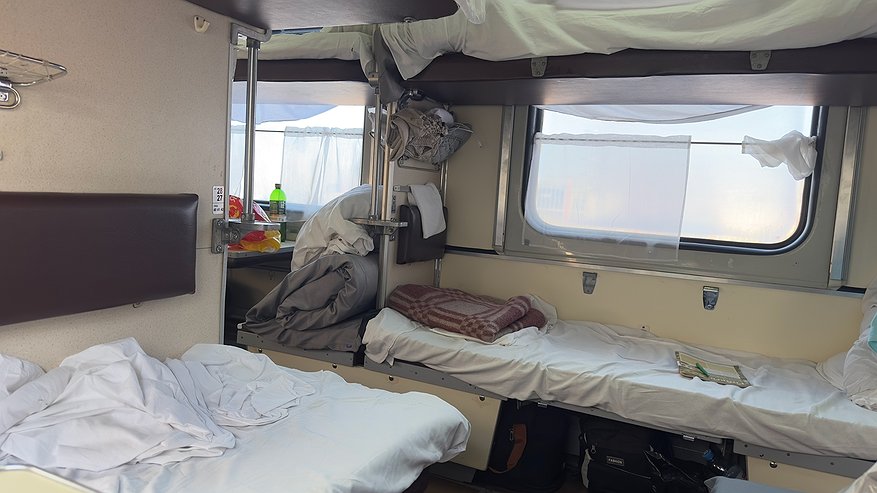 Главная картинка новости: «Сначала ребенок поест, я отодвину свое белье, а потом лезьте к себе на полку»: как отреагировал проводник на спор в купе