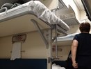 В поезде пенсионерка перекинула мои вещи наверх и заявила, что поедет на нижней полке. Имела ли она на это право?