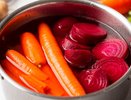Узнала только в 50 лет. Как отварить морковь и свеклу для салата за 5 минут