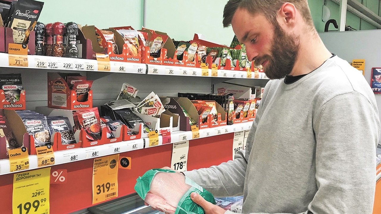 Главная картинка новости: Птицевод объяснил, почему он не ест домашних кур, а покупает в магазине