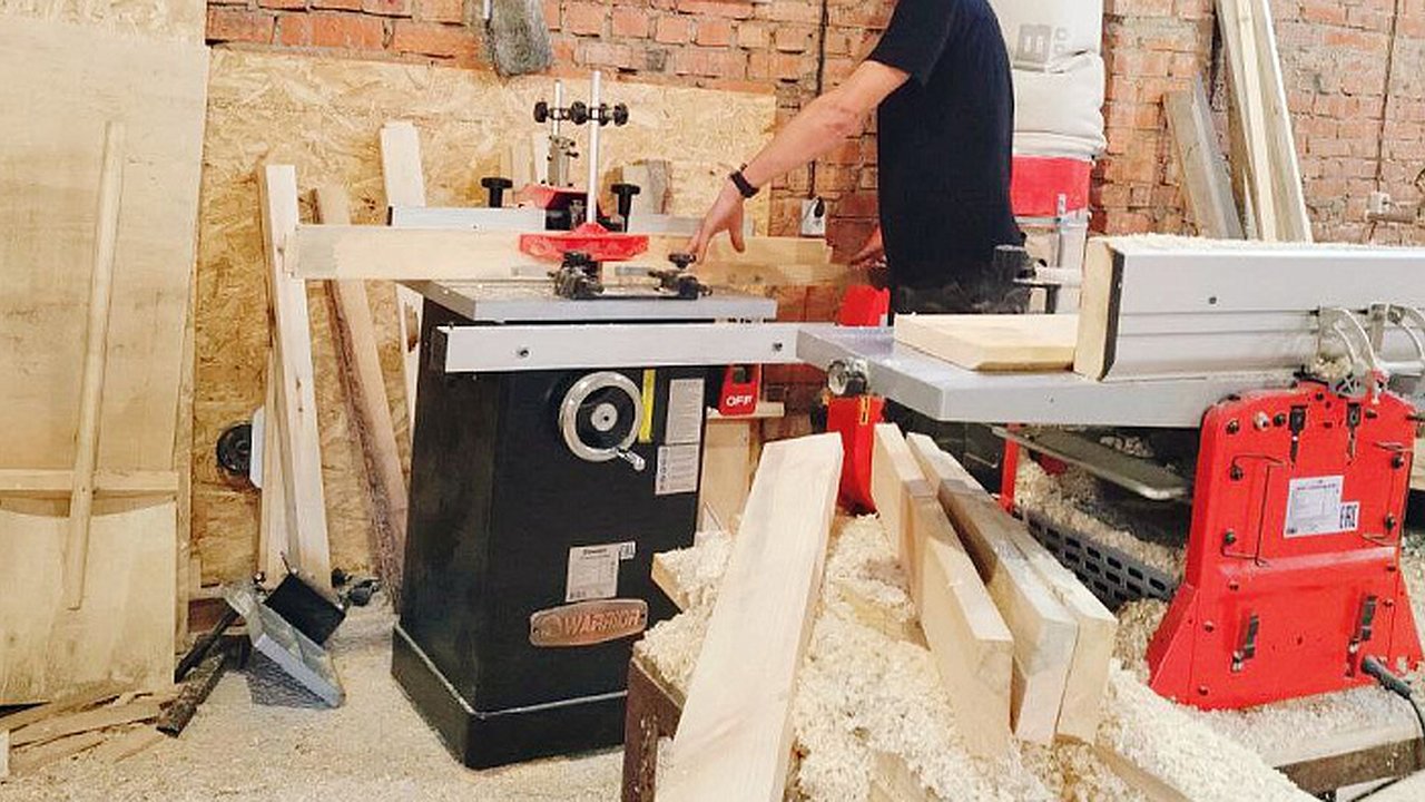 Главная картинка новости: Кировский ветеран СВО открыл столярный бизнес с помощью соцконтракта