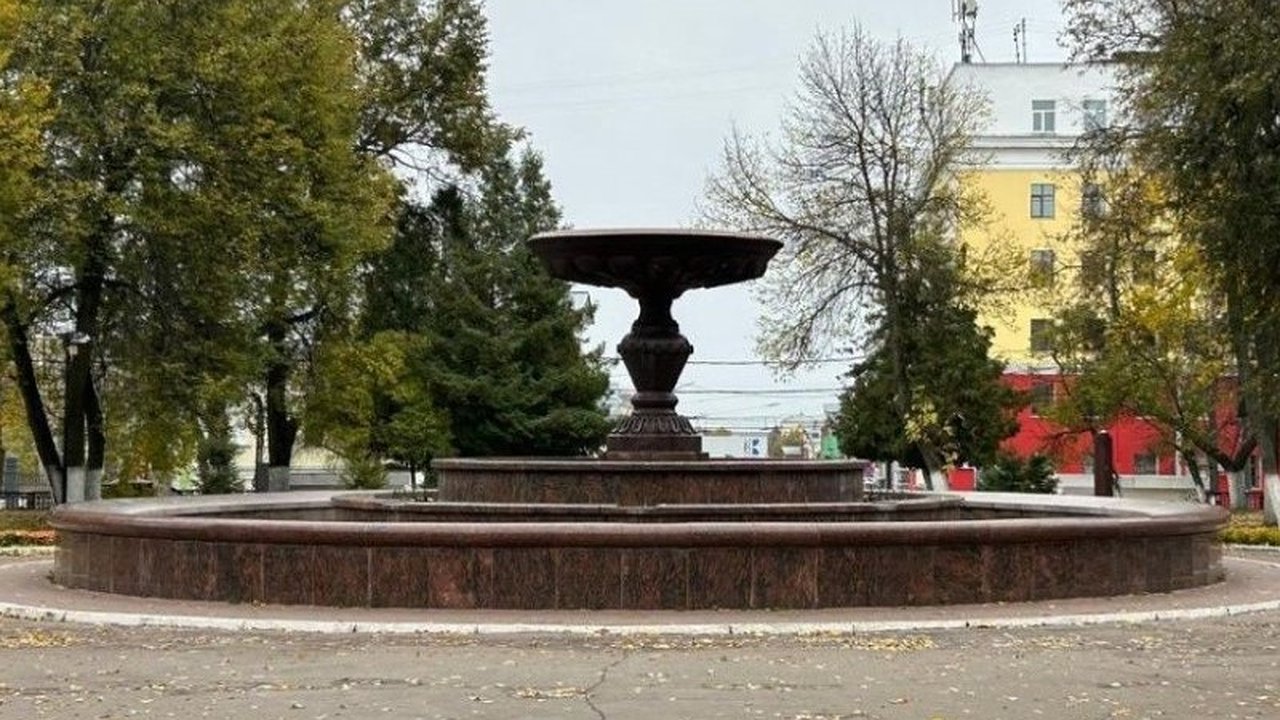 Главная картинка новости: Фонтаны в Кирове работают последнюю неделю