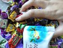 В Кирове мужчина устроил «дегустацию» конфет прямо в магазине